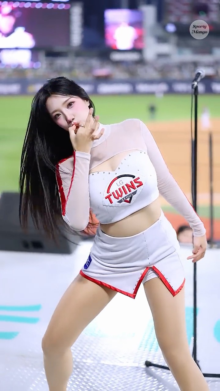 Cheerleader Seo Yeo-jin's Holy Moly Out Song that you can't stop watching