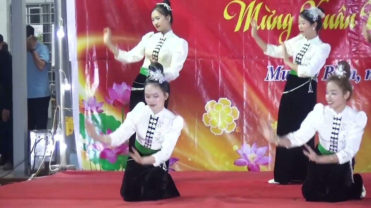 Inh lả ơi do đội múa bản Nà Cẩu xã Mường Bám biểu diễn