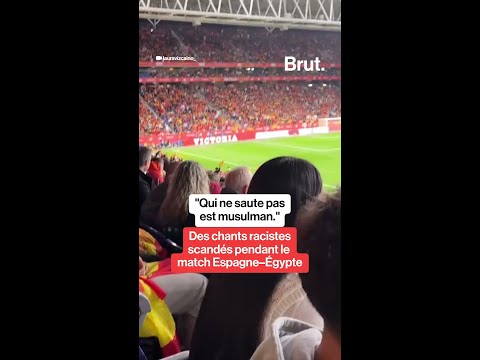 "Qui ne saute pas est musulman" : des chants racistes scandés pendant le match Espagne–Égypte.