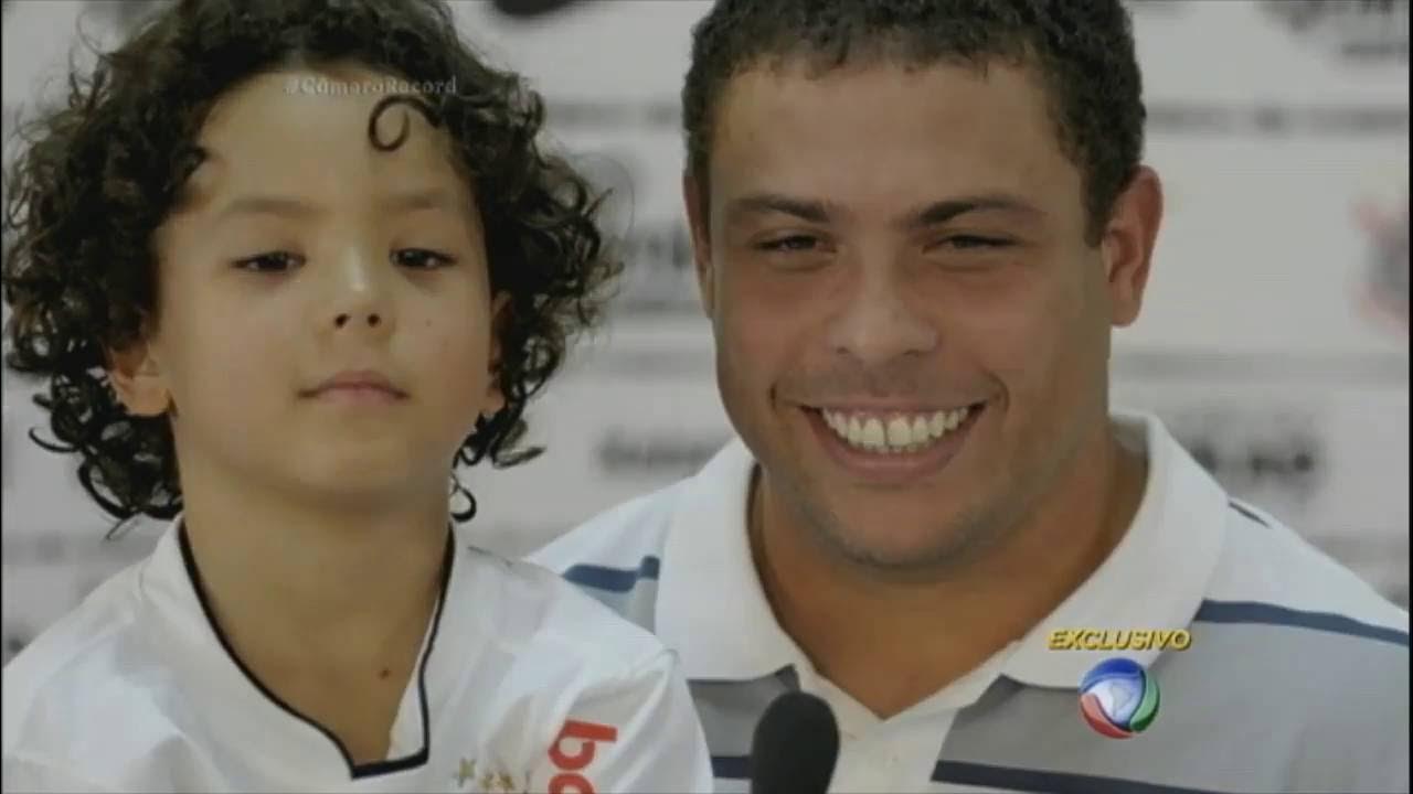 Ronaldo fuma e bebe em festa na sua casa