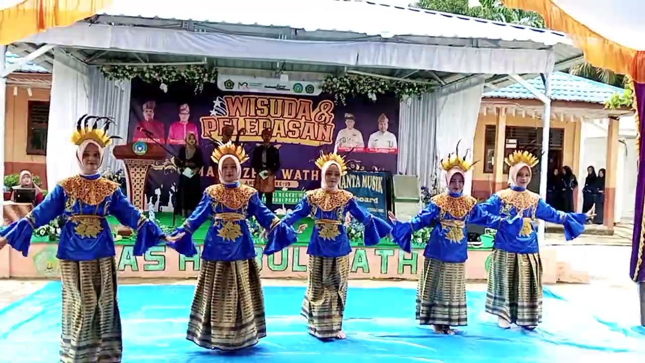 Tari Paris Barantai dari Kalimantan Selatan oleh Siswi MA Hizbul Wathan