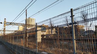 1617T E233系 T32編成 高尾行が三鷹陸橋付近を通過するシーン