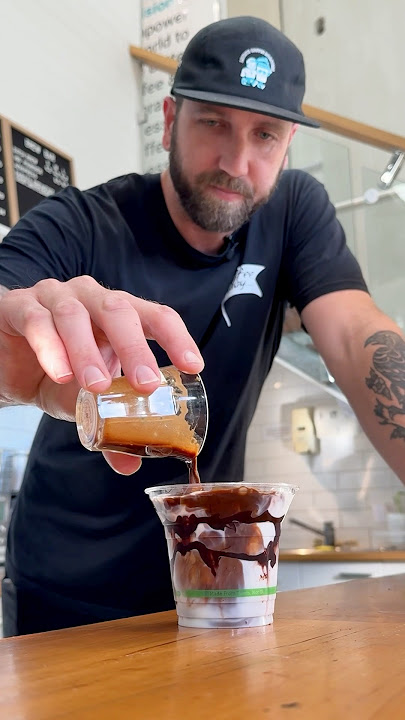 Here’s how we make a iced mocha here at Artisti Coffee Roasters ☕️