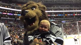 Little kid afraid of the Los Angeles Kings mascot