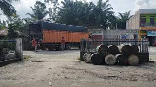 truck tronton muat beras hampir jumping karena berat belakang 😭😭