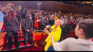 Fan gives Adele a Colombian flag | Las Vegas (September 30, 2023)