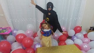 Batman ve Pamuk prenses onlarca balon patlatıyor ve sürprizler açıyor, eğlenceli çouk videosu