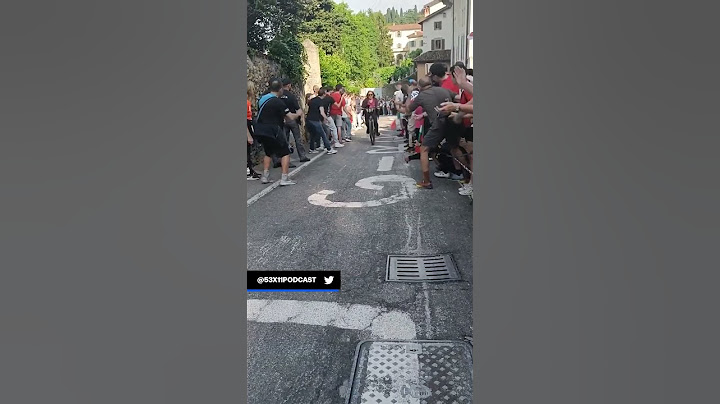 A woman accidentally rides onto the Giro d’Italia course 🇮🇹 and gets the crowd going! 🤣