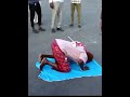 Aabe Somaaliyeed oo ku dul Cibaadeystay Calanka Somaaliya, Yirina Kan Anaa leh.