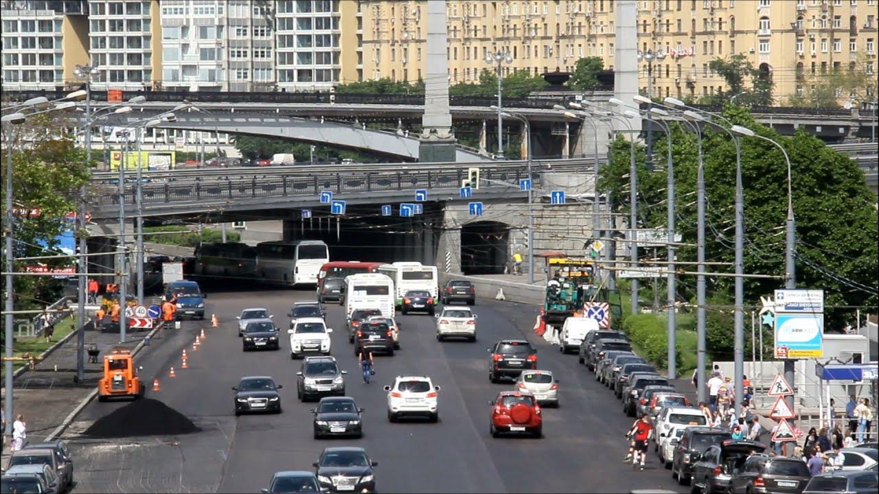 Московская тр. Дорожное движение москва. Т77 троллейбус. Московский тр. Трамвай на большом устьинском мосту.