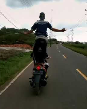 Video lucu joget viral di atas motor!!.