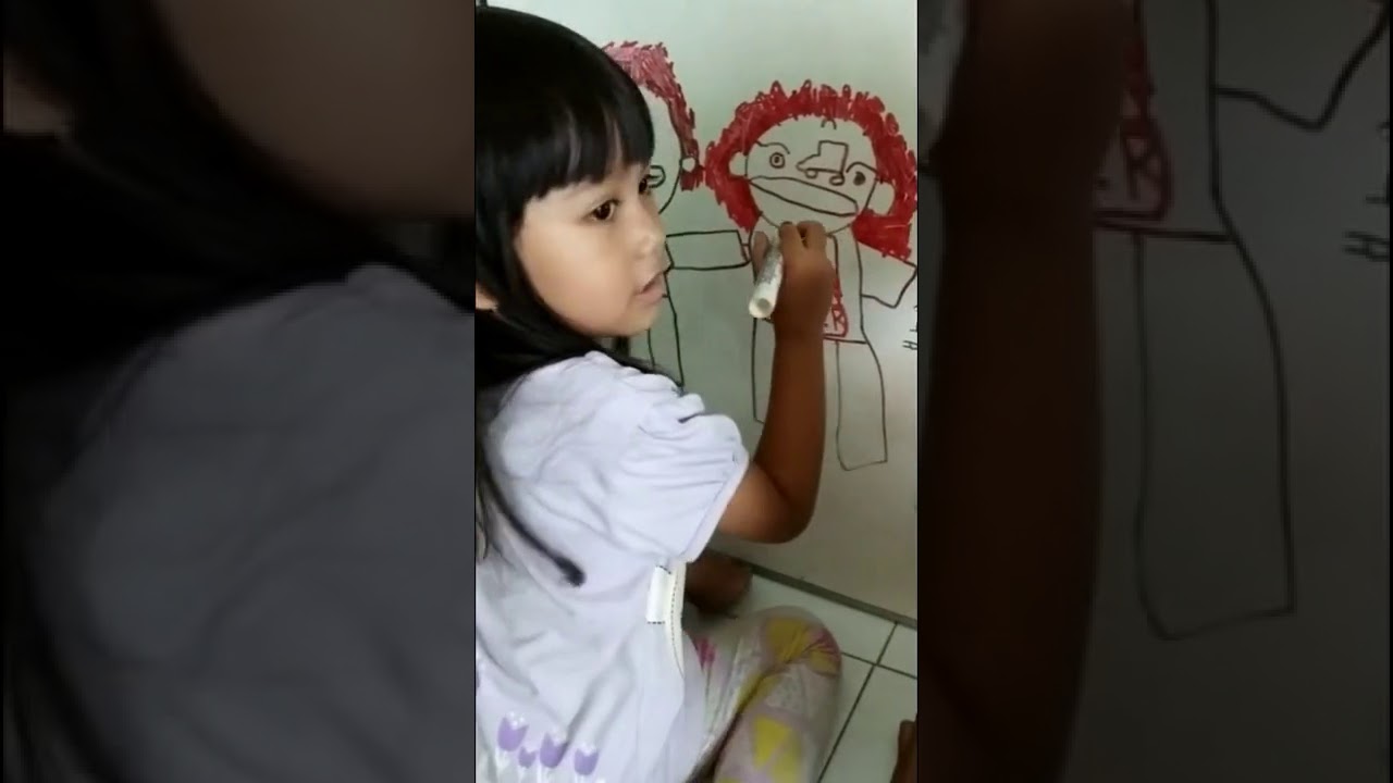 Ayo Belajar Menggambar !! Anak PAUD sedang Menggambar Kartun Manusia