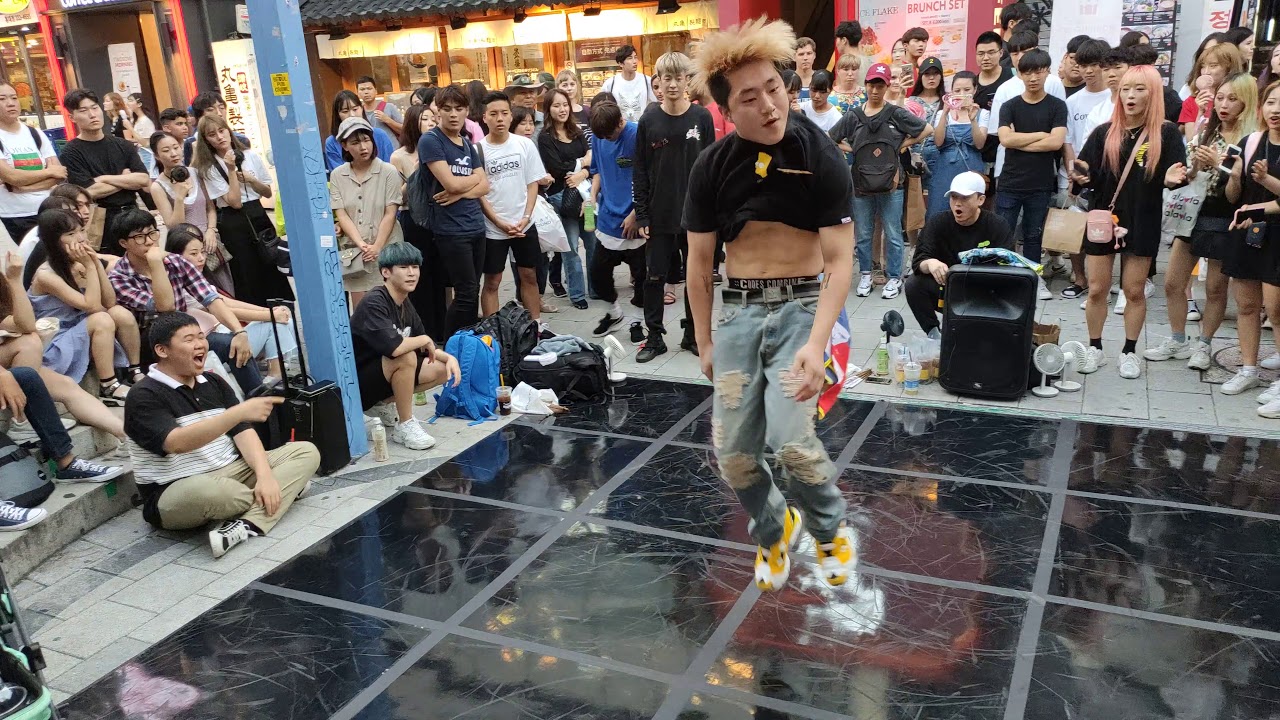 WIT. PRESENTING DYNAMIC ARTISTIC CHOREOGRAPHY ON SWELTERING DAY.