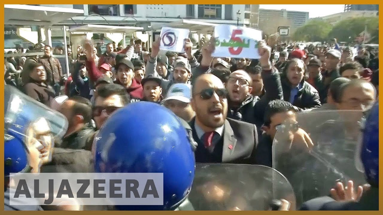 احتجاجات الجزائر: طلاب يتظاهرون ضد الرئيس | الجزيرة الإنجليزية