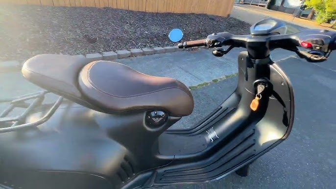 Vespa 946 Emporio Armani: Giá 'chát' người Việt vẫn 'khát'?