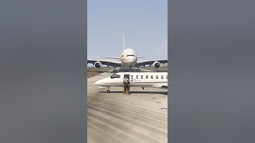 Crazy Pilot Stop the Plane on Runway when Airbus a380 Landing