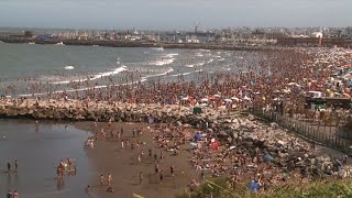 Mar del Plata: Los turistas colman las playas en una jornada a puro sol