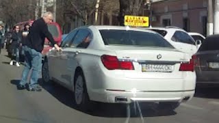 Парковка на пешеходном переходе во 2-м ряду