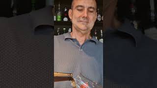 Servir una cerveza en botella