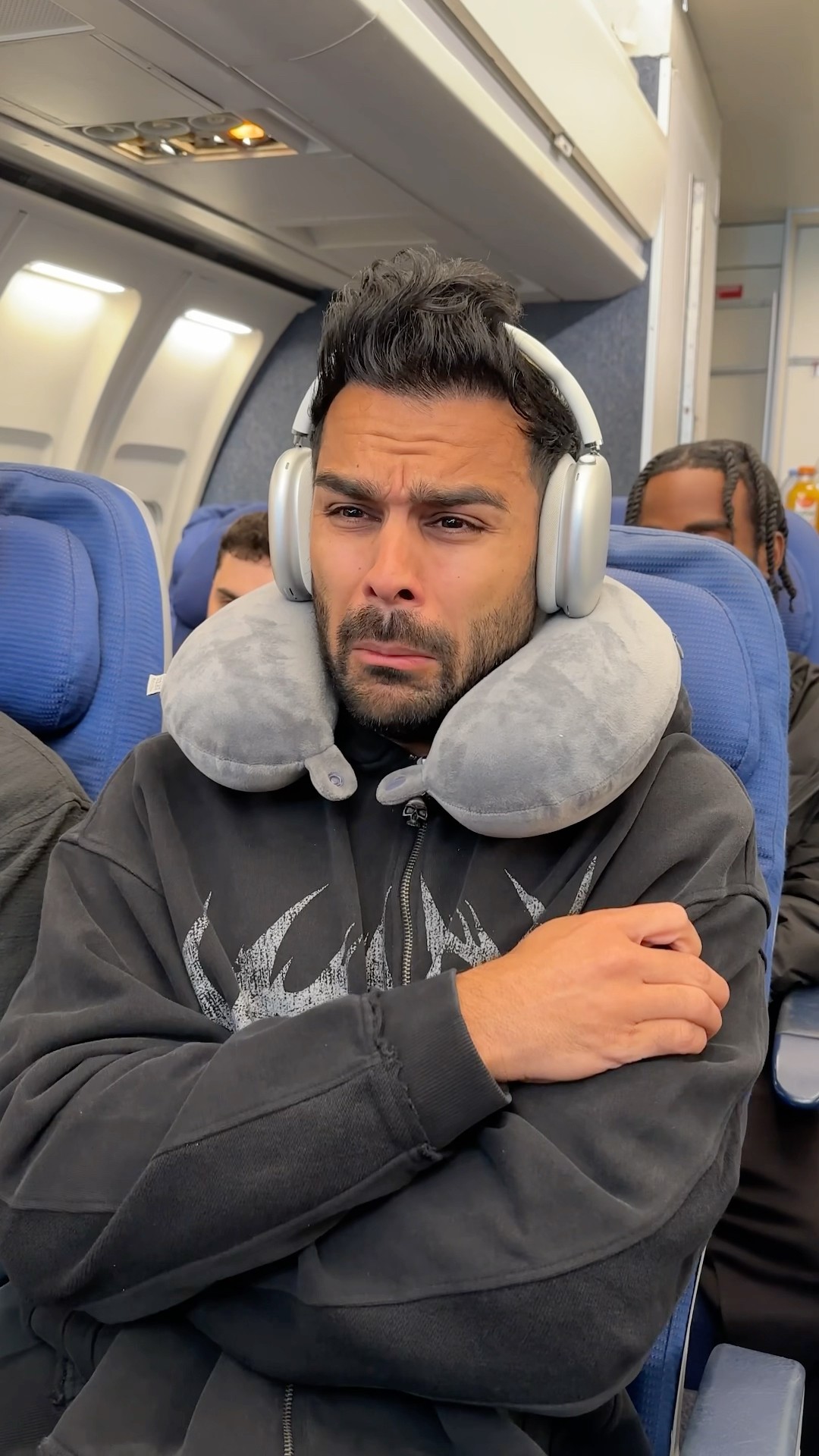 When u try to watch a movie on the plane ✈️