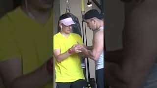 Angara Bebesi Spor Salonunda Kaslı Adamlara Halleniyor.. -