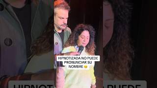 Hipnotizada no puede pronunciar su nombre (Jorge ASTYARO)