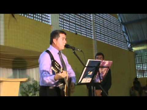 Marquinhos Maraial cantando música cristã. Marquin...