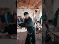 CEO malvados quieren humillar a su maestra. Lo que no saben: la nueva profe es experta en boxeo.