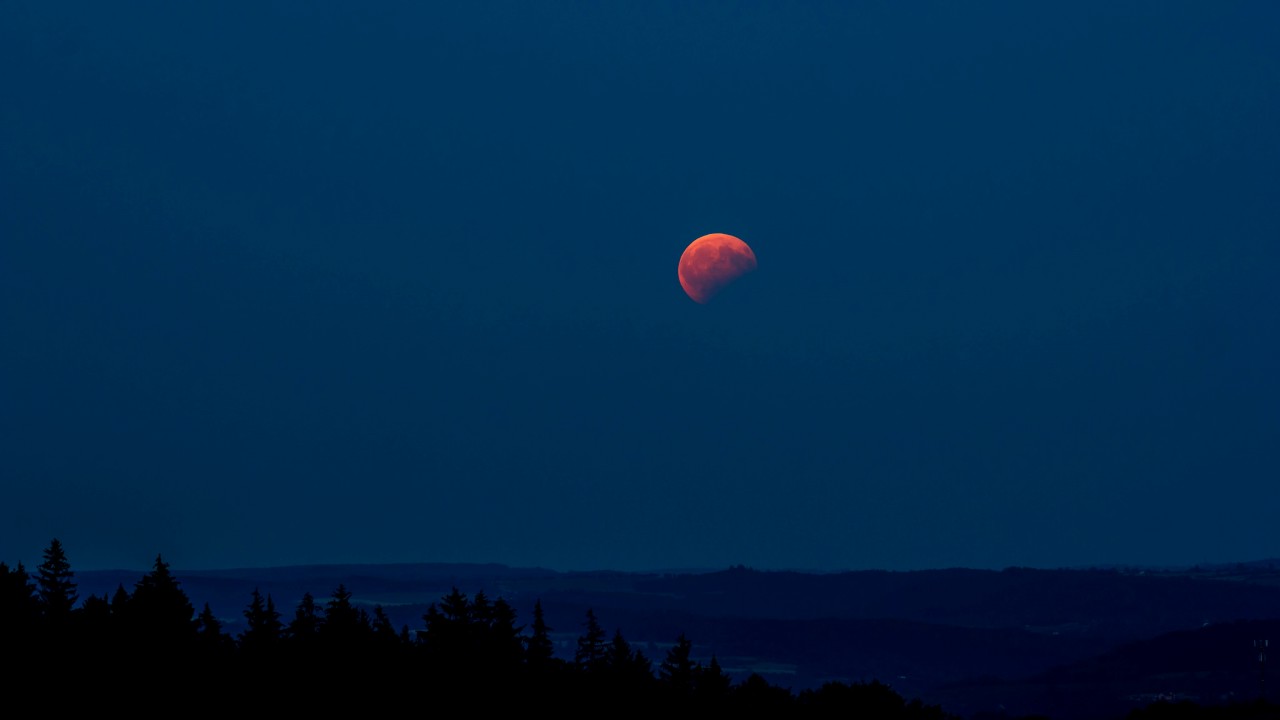 Moonrise during the partial Lunar eclipse 4K - YouTube