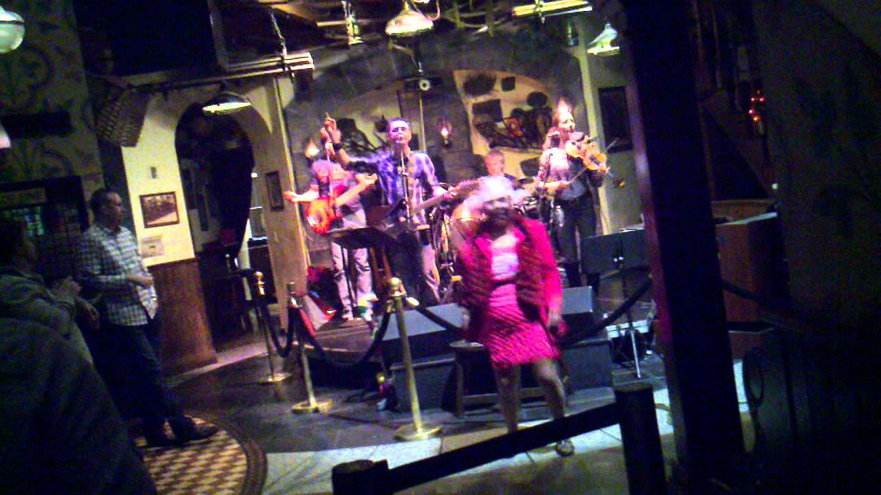 Pink asian lady at nine fine irishmen in las vegas