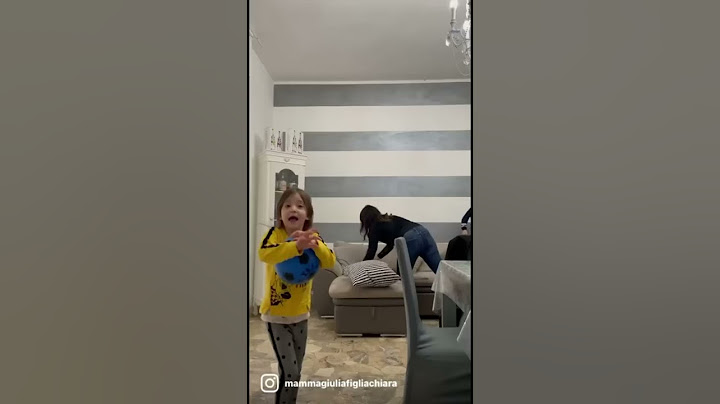 Figliachiara distrugge la televisione con il pallone da calcio e Mammagiulia si arrabbia! #shorts