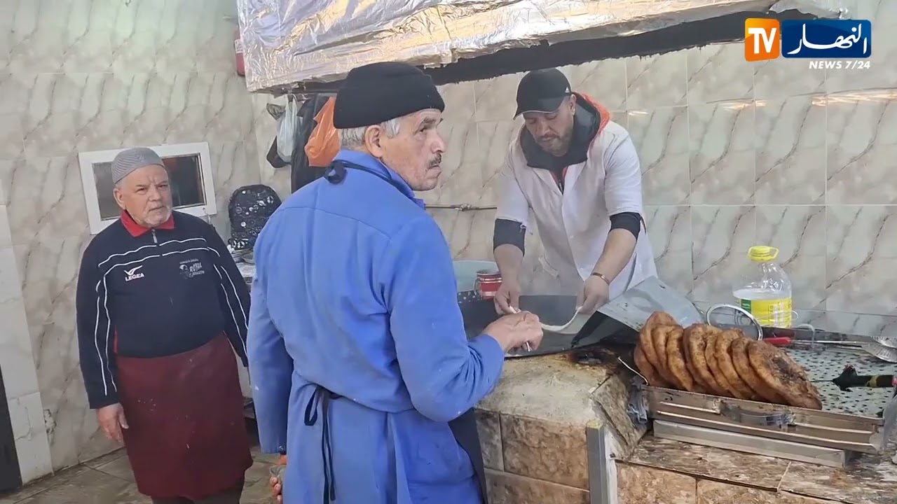 تبسة:  لأزيد من 50 سنة يواصل بوزيان عمله في تحضير السفنج