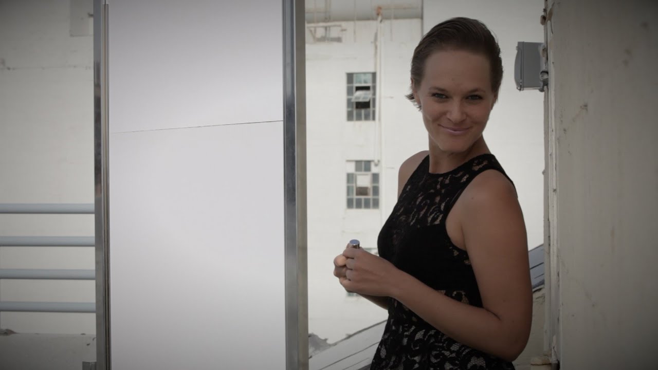 Sleeke Haare mit glossigem Make-up und einem inneren Lidstrich