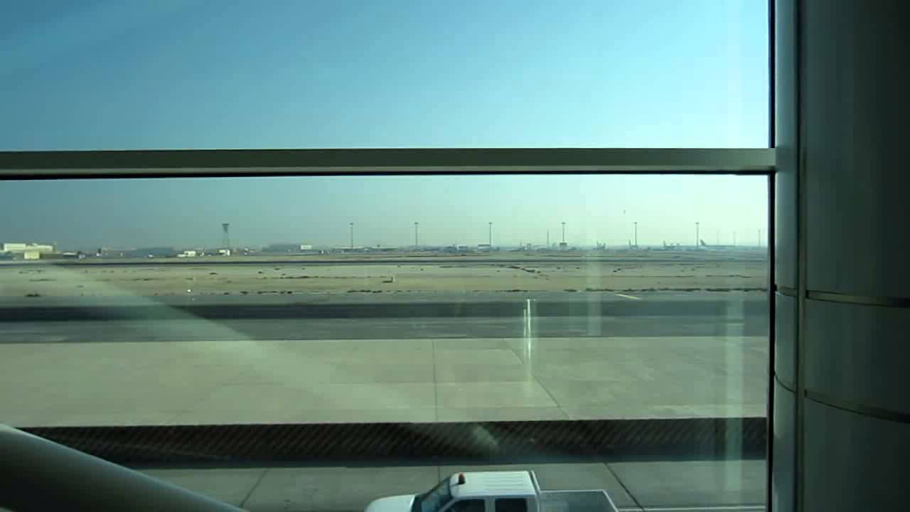 QR 980 (DOH-WAW) - boarding announcement at Doha airport (English + Polish)