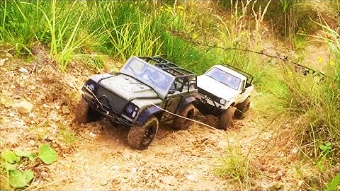RC axial scx10 action with dingo and hilux  - mud - stone - big fun