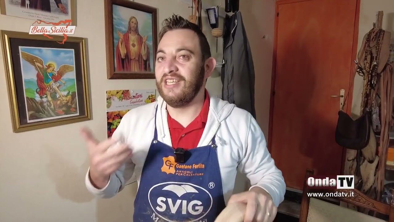 Giovane calzolaio, l'antica arte che ho nel cuore