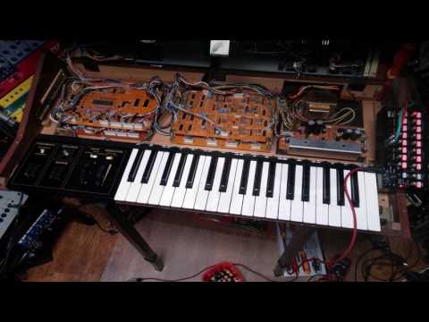 Yamaha CS20m avec parfois un petit coup d'Eventide H9/Black hole