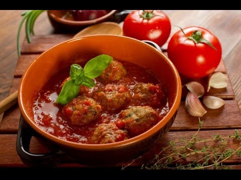 Видео рецепт Куриные фрикадельки в томатном соусе