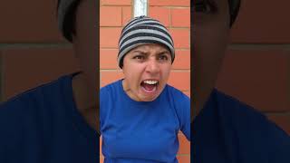 BEBÉ LA PISCINA DA REGALOS 👶😂 #humor