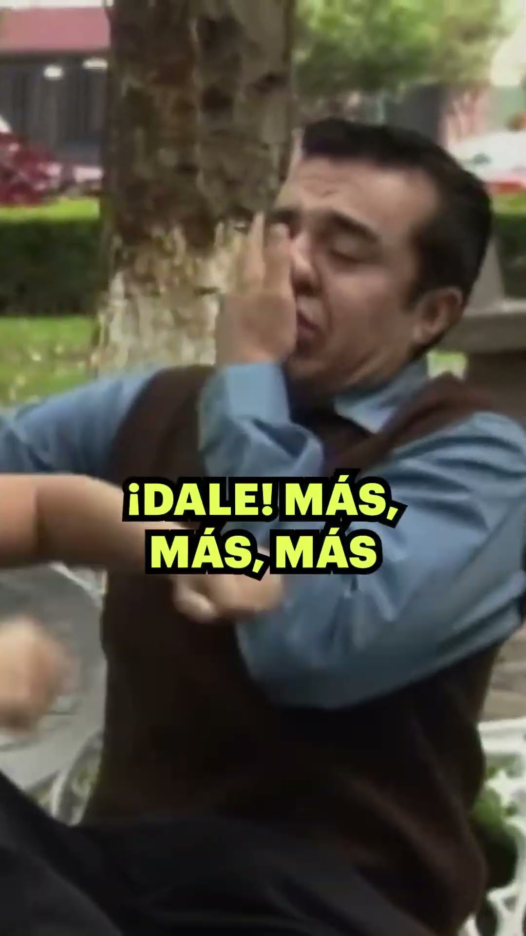 Tremendo zarpazo le dio Lorena de la Garza a Adrían Uribe en los #bloopers de #LaHoraPico