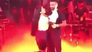 Maluma rechaza beso de fan en pleno concierto!