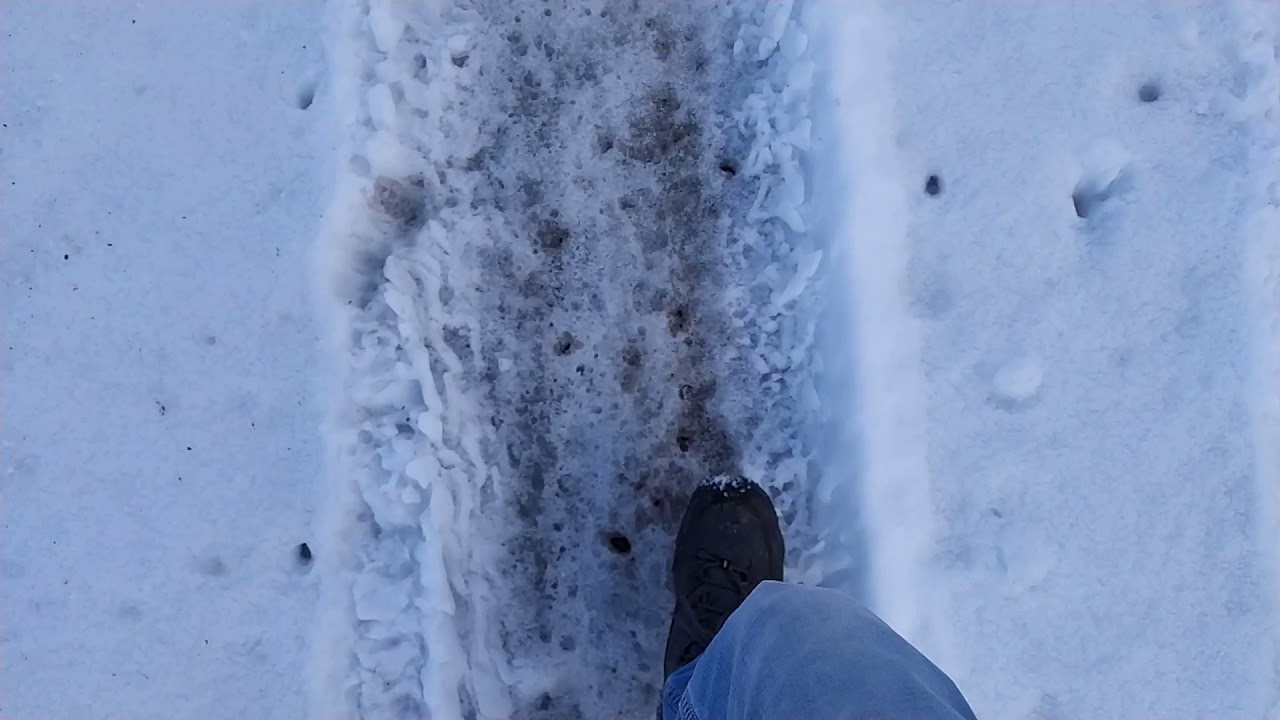 Звук шагов по снегу.