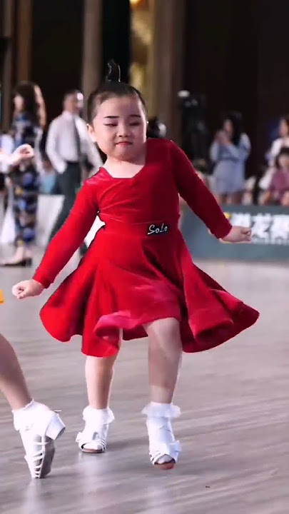 出场的瞬间，自信十足，气场这块小可爱拿捏地死死的#拉丁舞 #mini辣目洋子 #港龙舞蹈圈国标少年＃辣目洋子＃刘厶菡