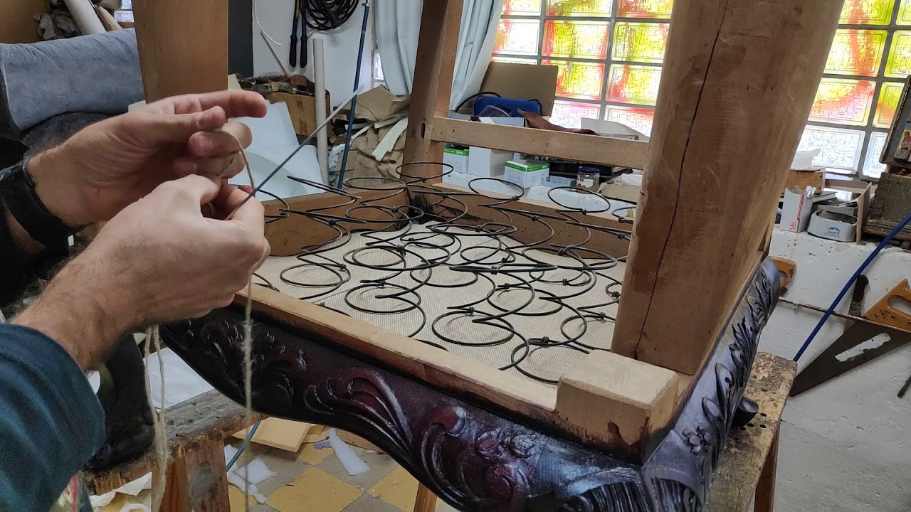 Cosiendo muelles de asiento para luego atarlos y guarnecer asiento