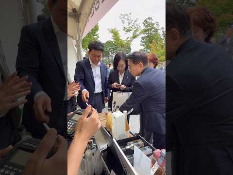 안성 배막걸리 부스 안성의 윤종군 의원,전은수,권칠승 의원 #shorts #윤종군 #전은수 #권칠승 #안성 #배 #장터 #소상공인