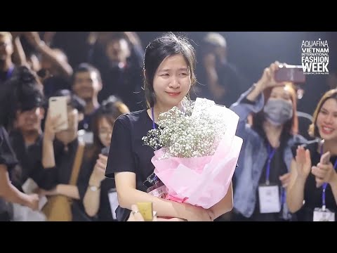 Video MÀN CẦU HÔN BẤT NGỜ CHO MỐI TÌNH ĐẦU 8 NĂM ngay trên... - youtube