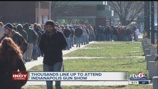 Hundreds line up hours before gun show