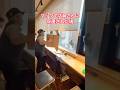 マックで店員さんに保護された鳩(無事に窓から外へ)のサムネイル
