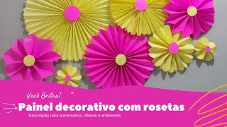 Painel decorativo com rosetas de papel