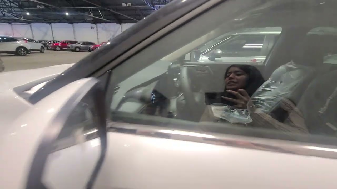 Side by side comparison of our 23 Mitsubishi Outlander ES vs LE premium for Paul!!